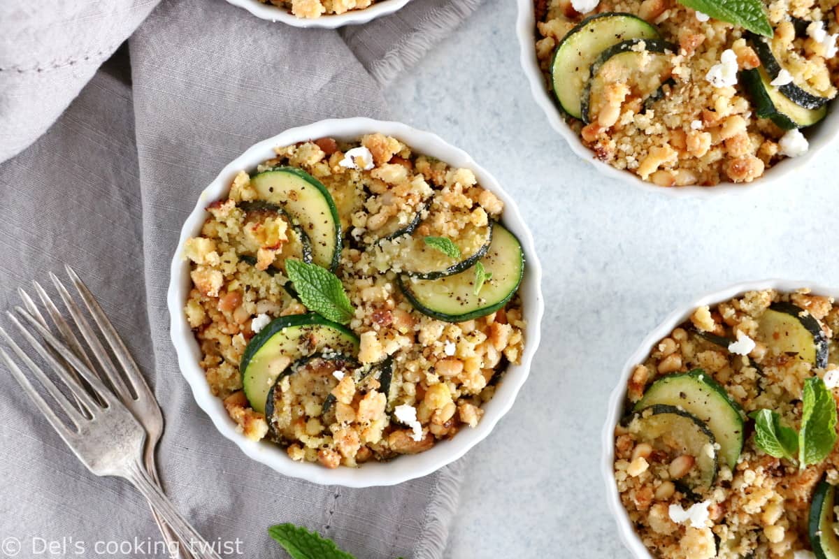 Plat estival faisant honneur à la courgette, ce crumble de courgettes au chèvre et pignons de pin est à la fois rapide, facile et original.