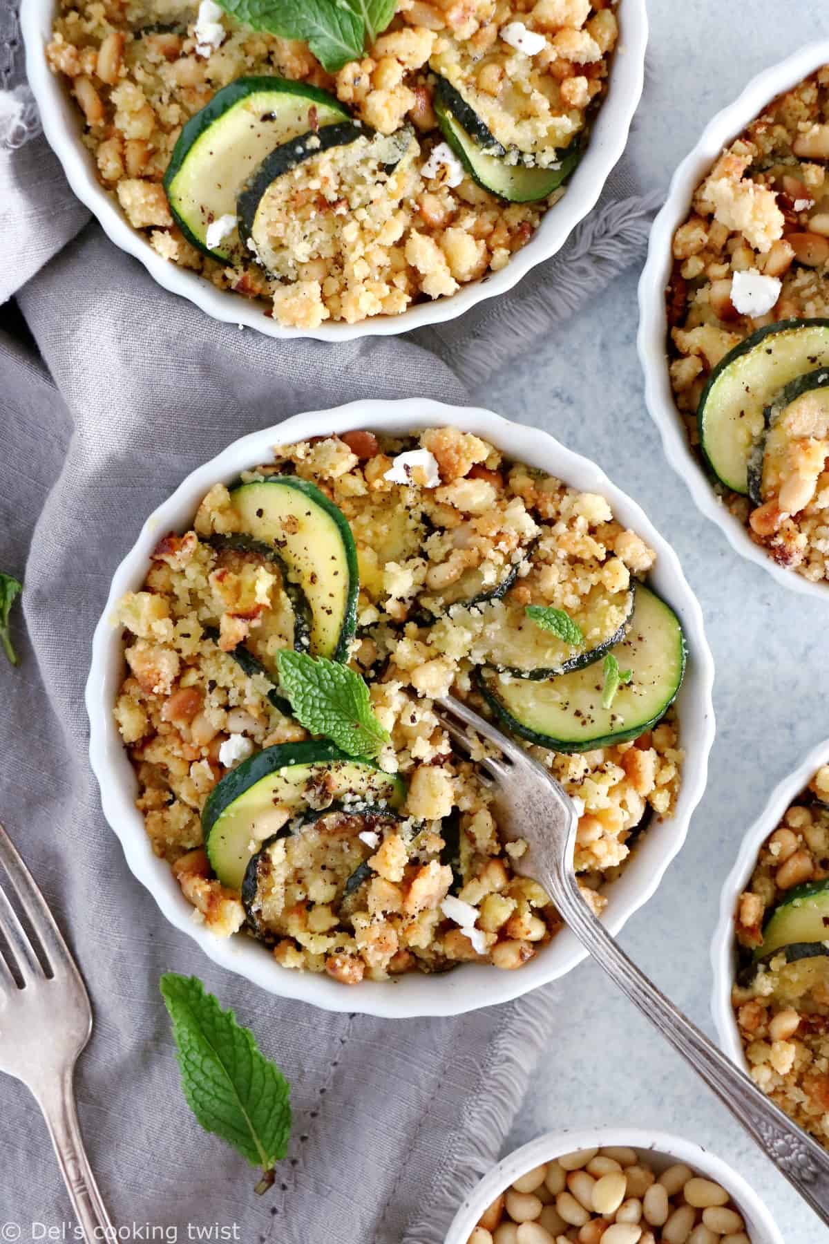 Plat estival faisant honneur à la courgette, ce crumble de courgettes au chèvre et pignons de pin est à la fois rapide, facile et original.