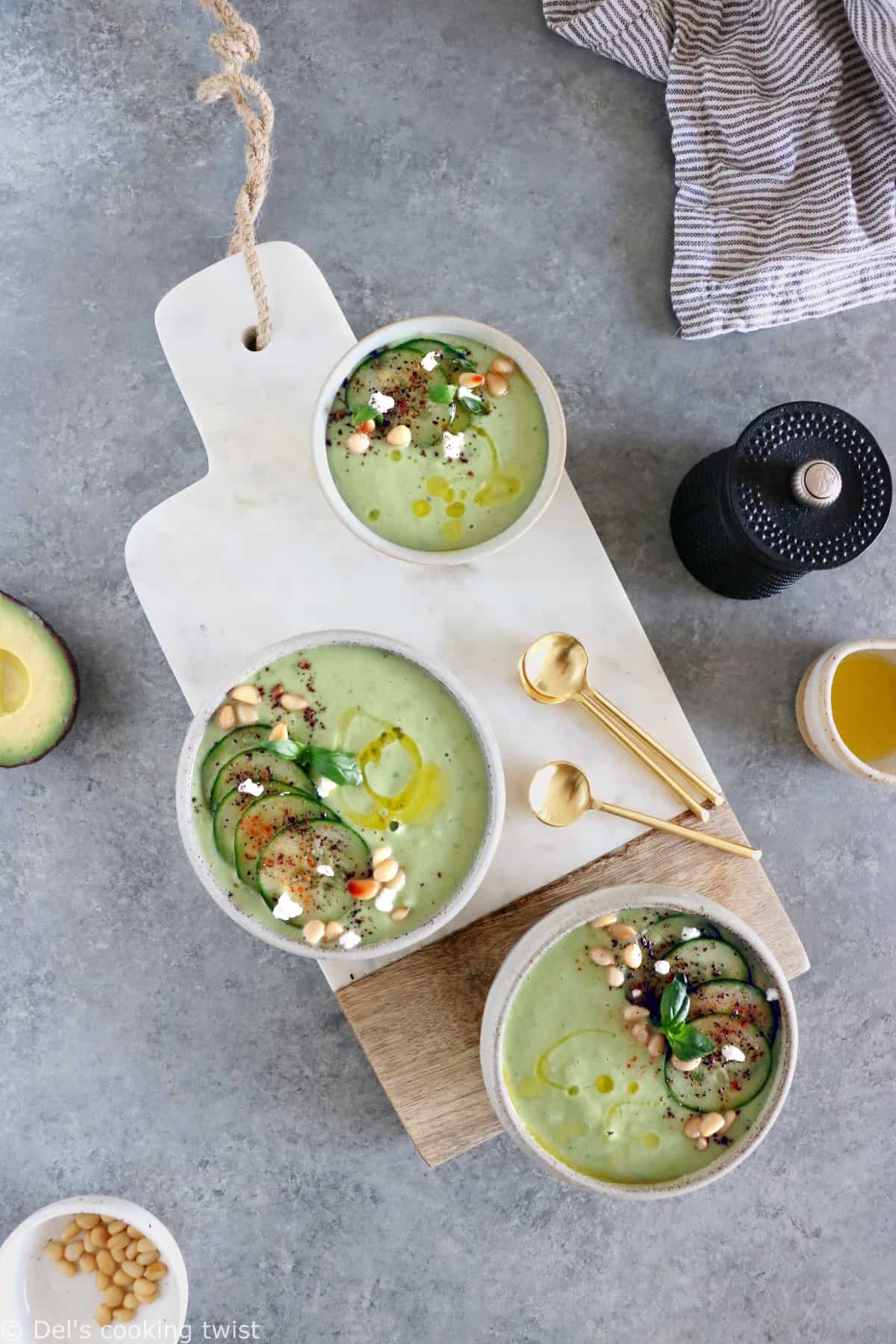 Des saveurs rafraîchissantes, une texture douce et onctueuse, voilà ce que l'on retrouve dans ce gaspacho de concombre et avocat au chèvre frais.