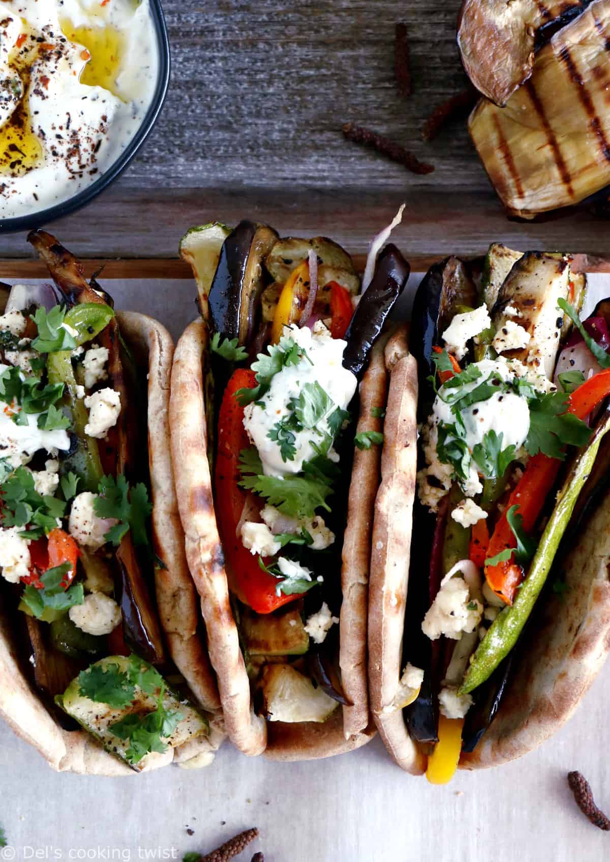 Le soleil s'invite au menu avec ces gyros aux légumes grillés et dip yaourt-feta, une version végétarienne du fameux sandwich grec réalisé à base de pain pita.