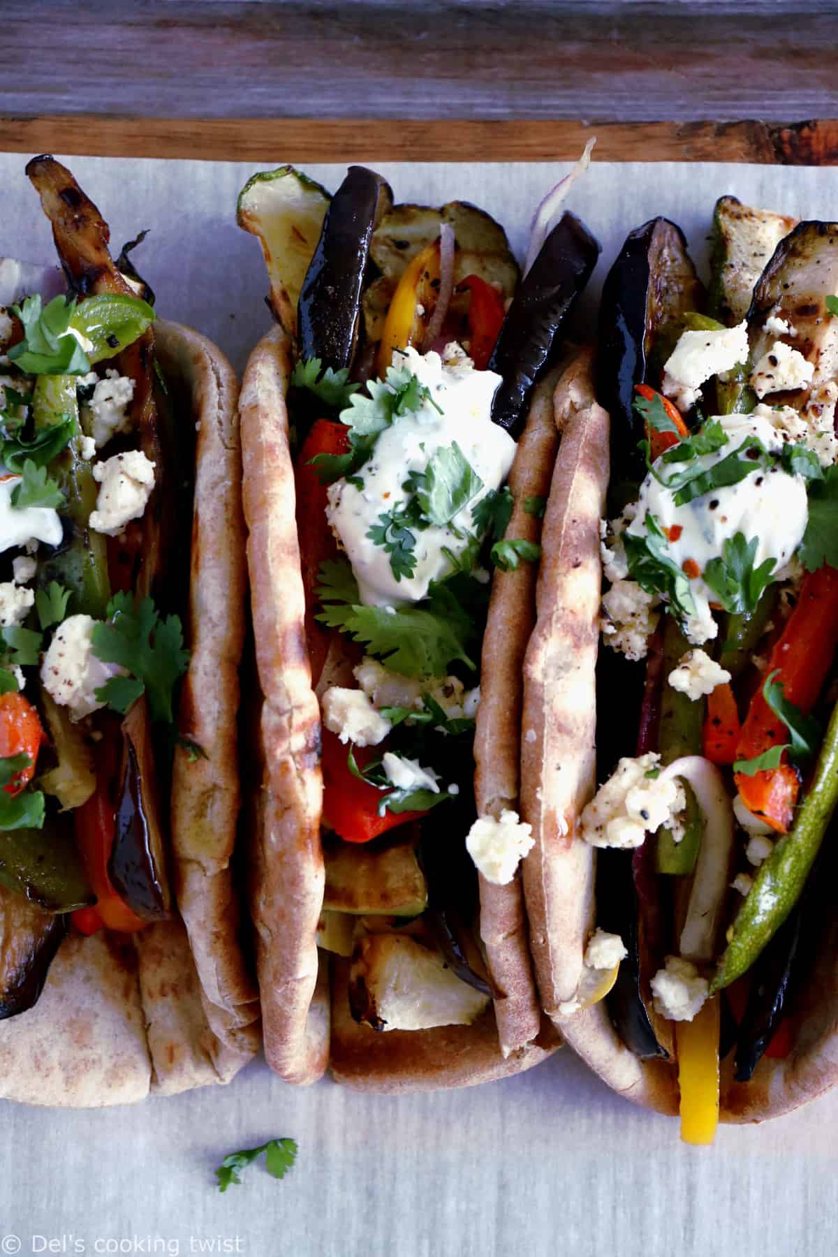 Le soleil s'invite au menu avec ces gyros aux légumes grillés et dip yaourt-feta, une version végétarienne du fameux sandwich grec réalisé à base de pain pita.