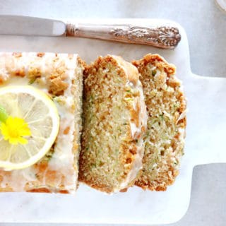 Ce cake vegan citron courgettes est tendre, moelleux et aéré, tout en étant relativement sain.