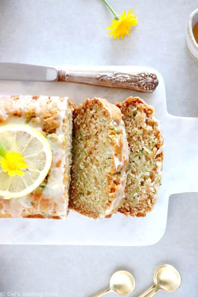 Ce cake vegan citron courgettes est tendre, moelleux et aéré, tout en étant relativement sain.