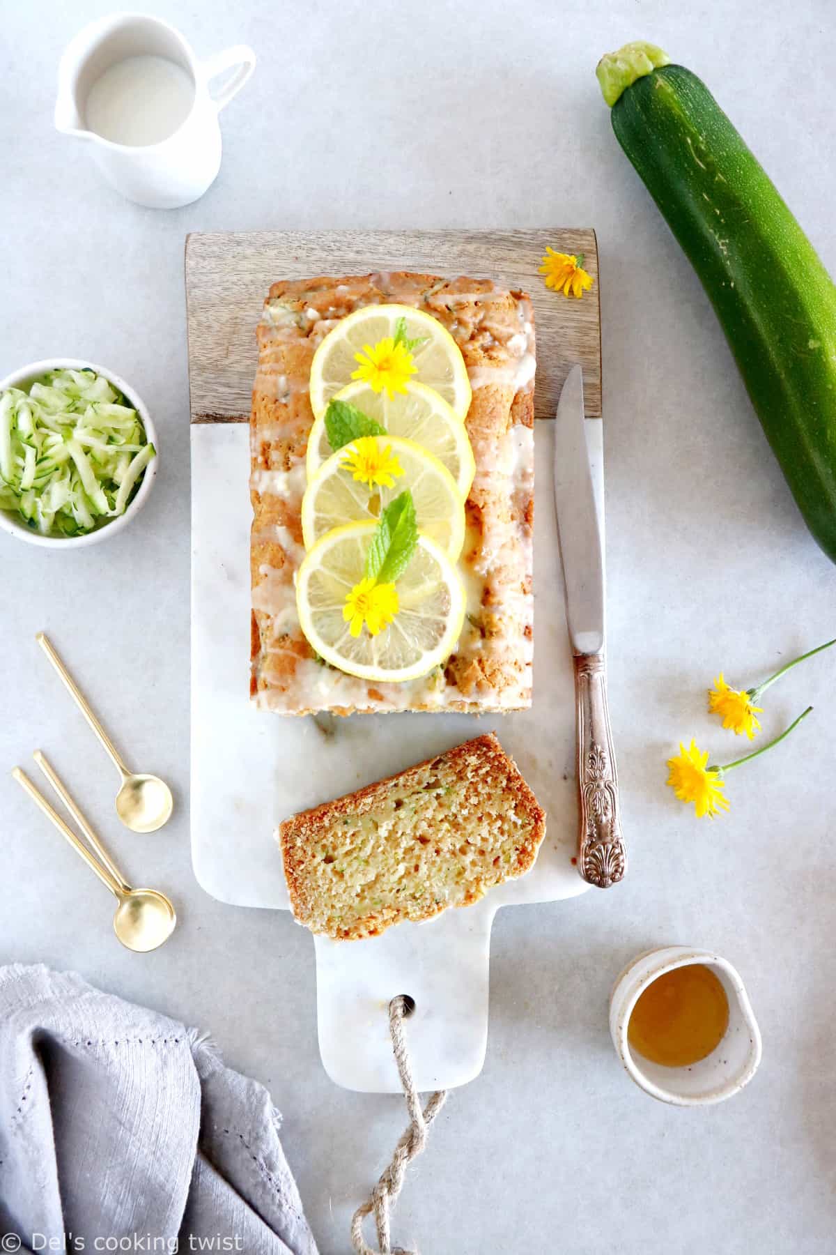 Ce cake vegan citron courgettes est tendre, moelleux et aéré, tout en étant relativement sain.