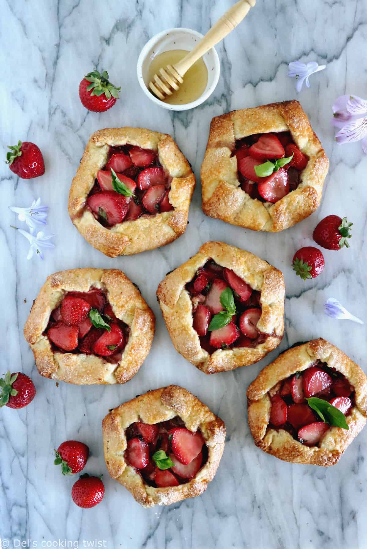 Ces petites tartes rustiques aux fraises et basilic, généreusement servies en portions individuelles, ont de quoi régaler tous les gourmands.