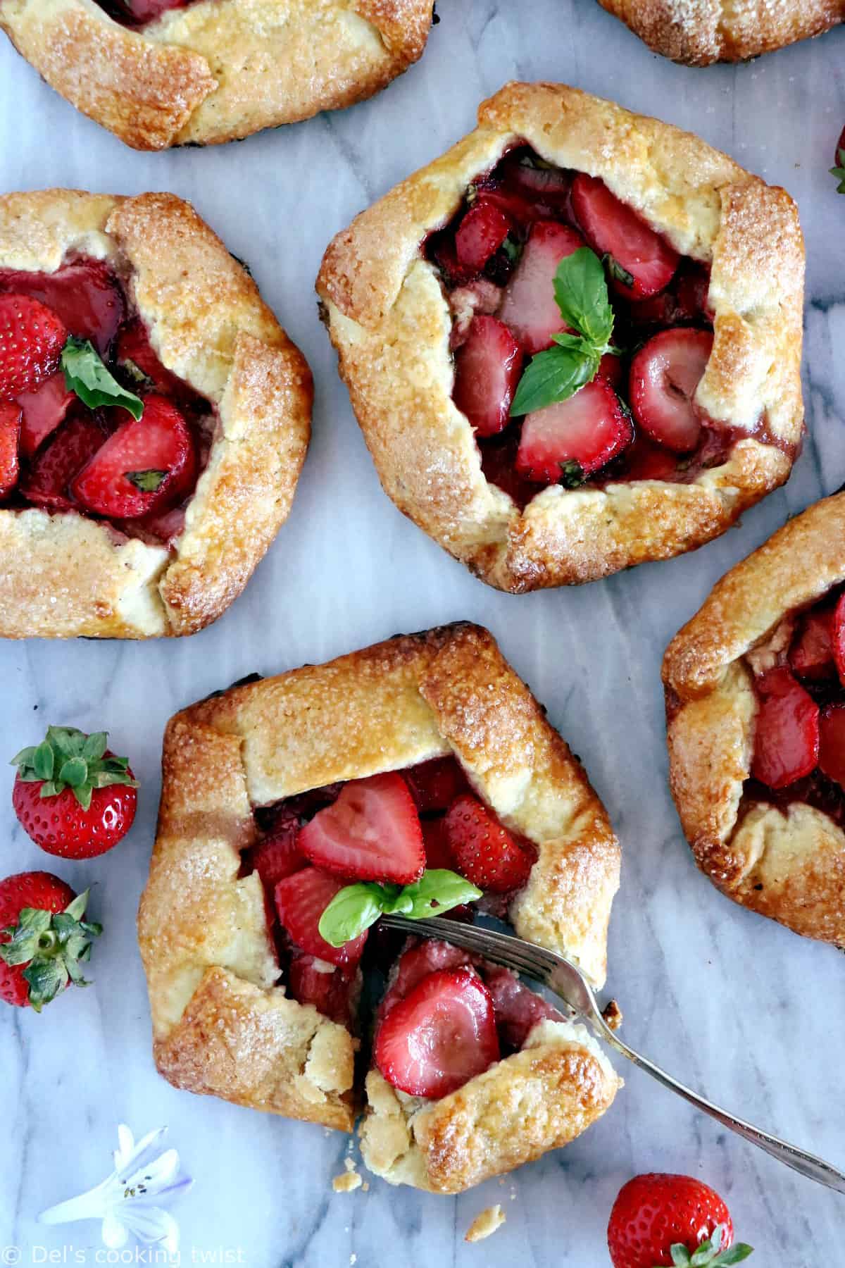 Ces petites tartes rustiques aux fraises et basilic, généreusement servies en portions individuelles, ont de quoi régaler tous les gourmands.