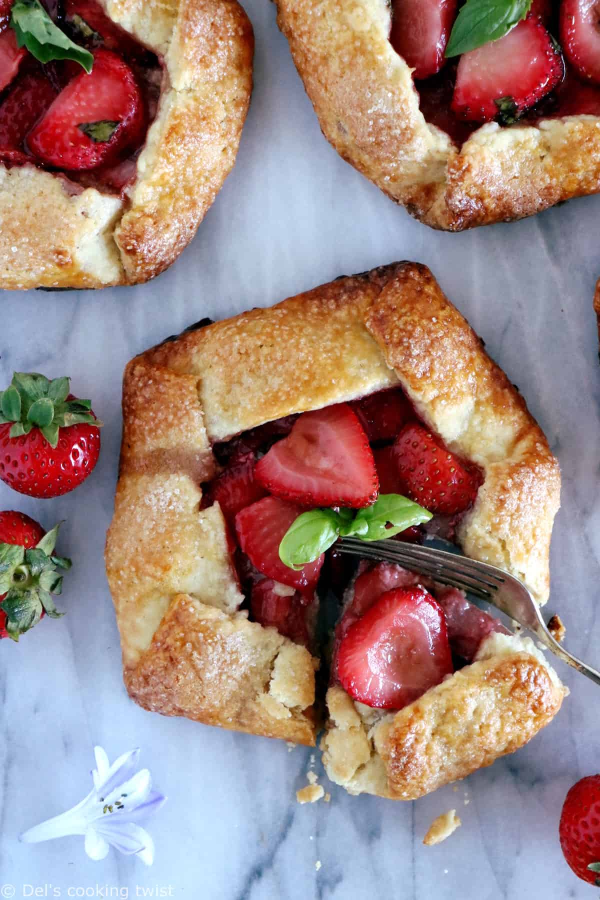 Ces petites tartes rustiques aux fraises et basilic, généreusement servies en portions individuelles, ont de quoi régaler tous les gourmands.