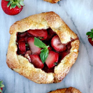 Ces petites tartes rustiques aux fraises et basilic, généreusement servies en portions individuelles, ont de quoi régaler tous les gourmands.