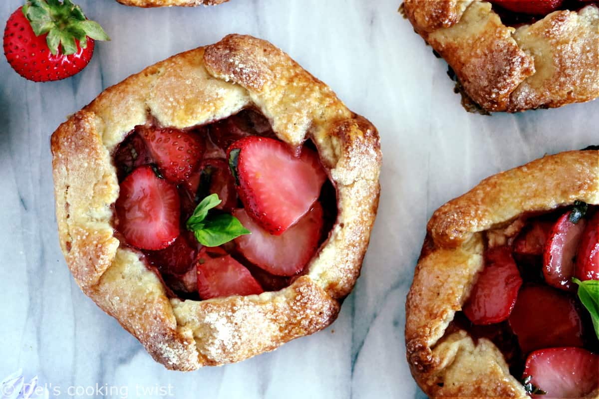 Ces petites tartes rustiques aux fraises et basilic, généreusement servies en portions individuelles, ont de quoi régaler tous les gourmands.