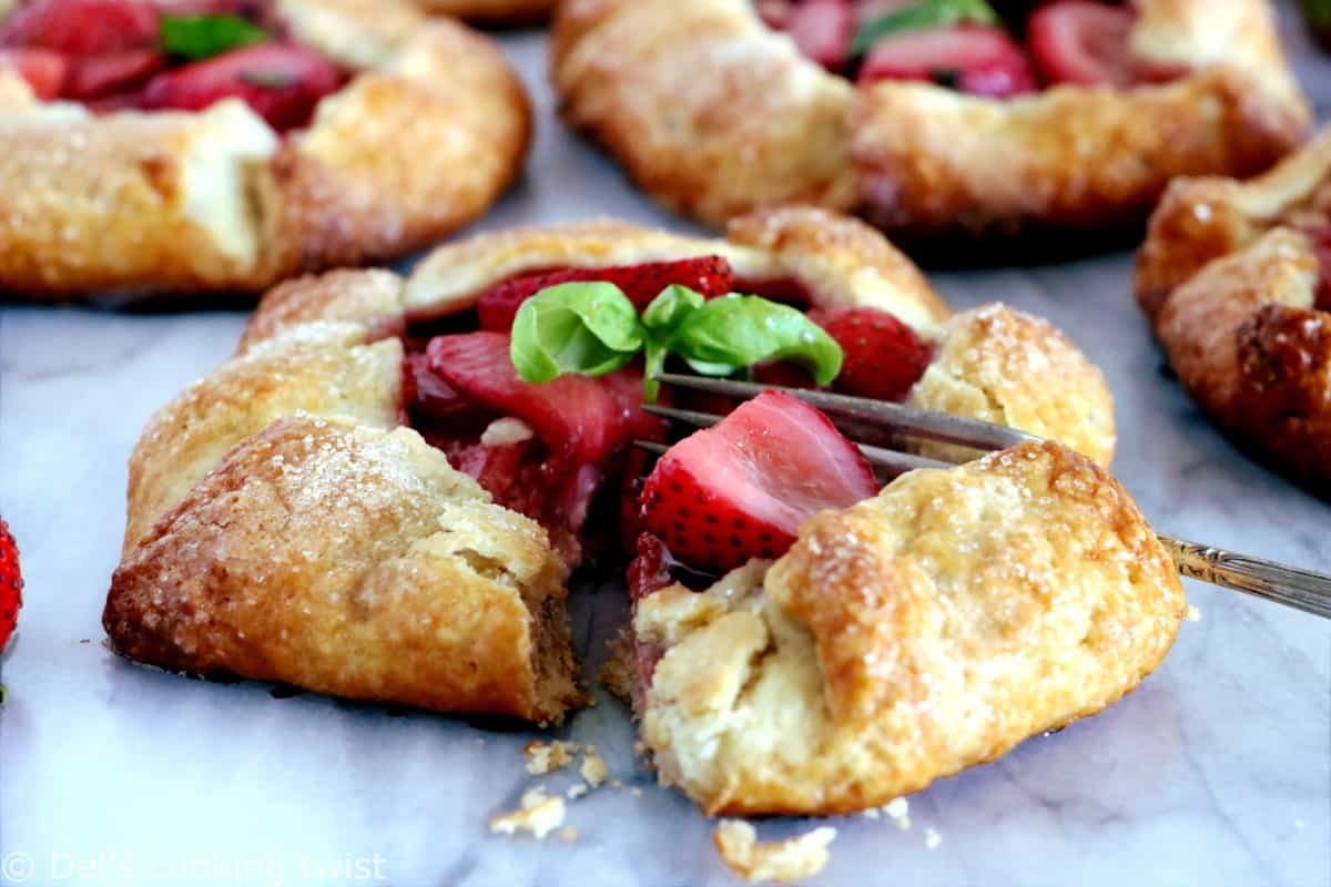 Ces petites tartes rustiques aux fraises et basilic, généreusement servies en portions individuelles, ont de quoi régaler tous les gourmands.