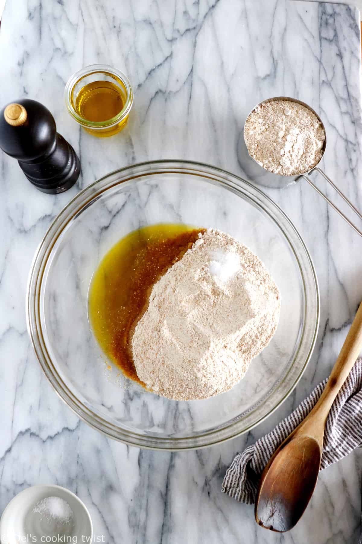 Cette pâte à tarte à la farine complète et à l'huile d'olive est une excellente alternative à la pâte brisée traditionnelle.