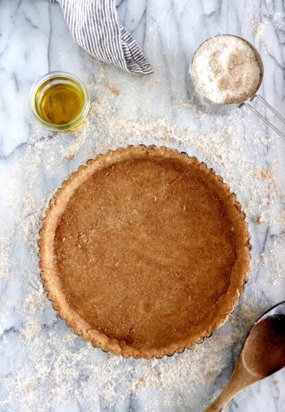 This Olive Oil Whole Wheat Pie Crust is a 100% vegan pie crust and a perfect alternative to a classic butter pie crust.