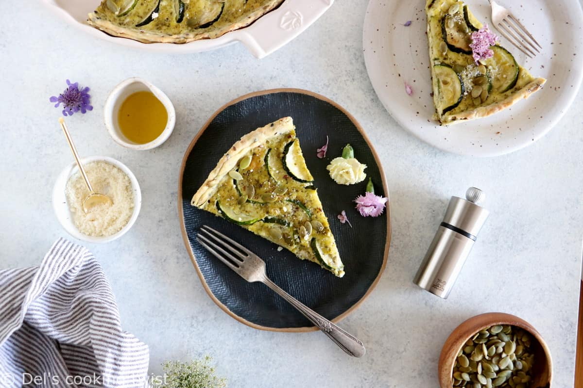 Découvrez les saveurs fraîches et savoureuses de cette quiche aux courgettes originale, qui mêle chèvre frais et pesto sur fond de pâte à tarte aux graines.