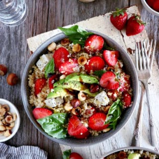 Cette salade de quinoa aux fraises et à la feta est une recette estivale simplissime aux saveurs fraîches et audacieuses.