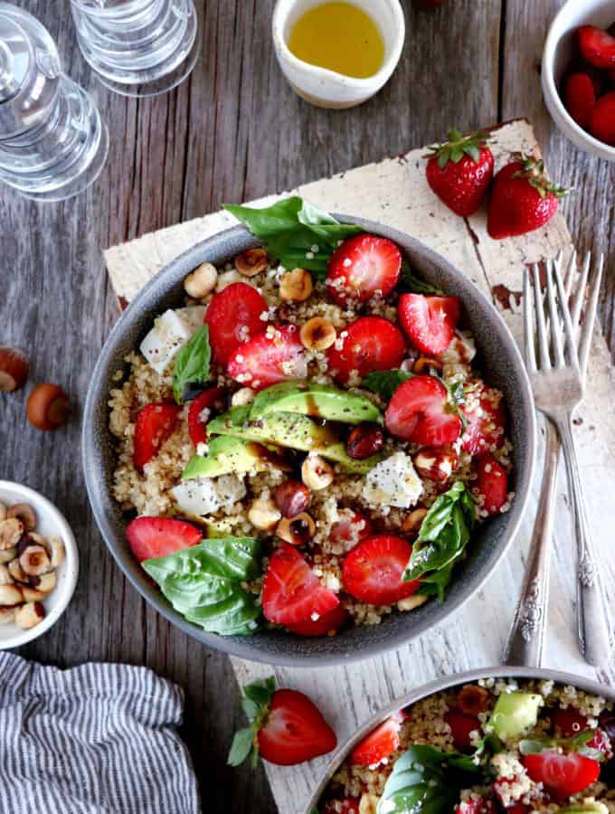 Cette salade de quinoa aux fraises et à la feta est une recette estivale simplissime aux saveurs fraîches et audacieuses.