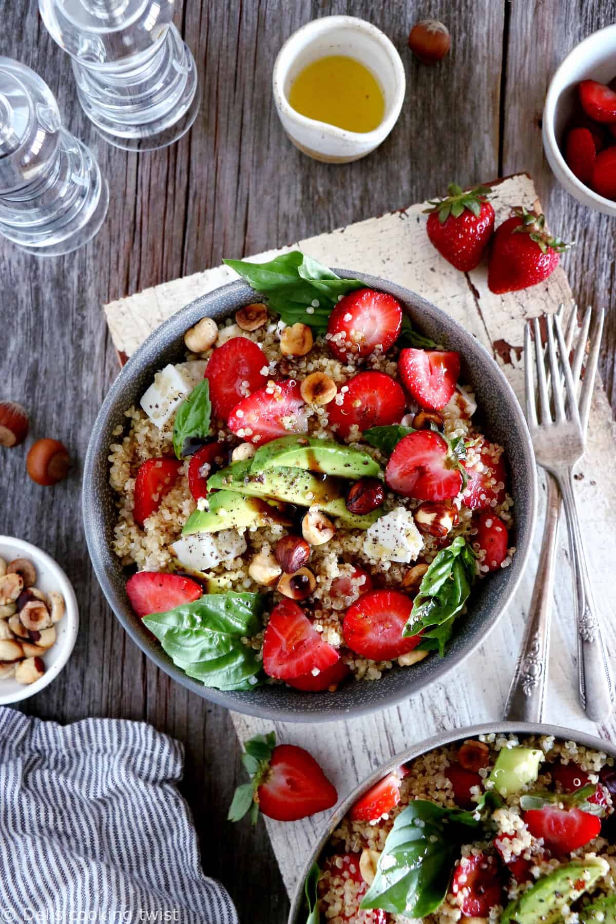 Cette salade de quinoa aux fraises et à la feta est une recette estivale simplissime aux saveurs fraîches et audacieuses.