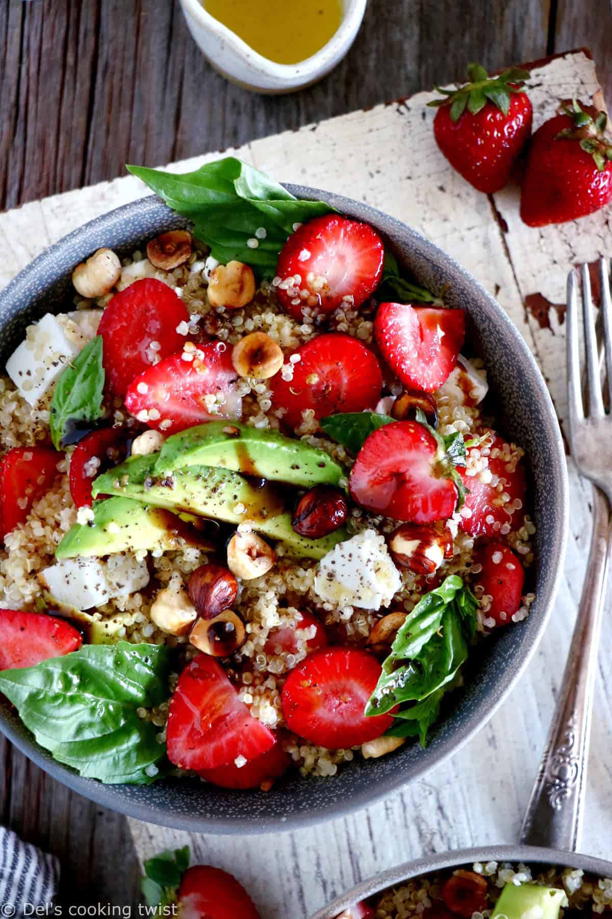 Cette salade de quinoa aux fraises et à la feta est une recette estivale simplissime aux saveurs fraîches et audacieuses.