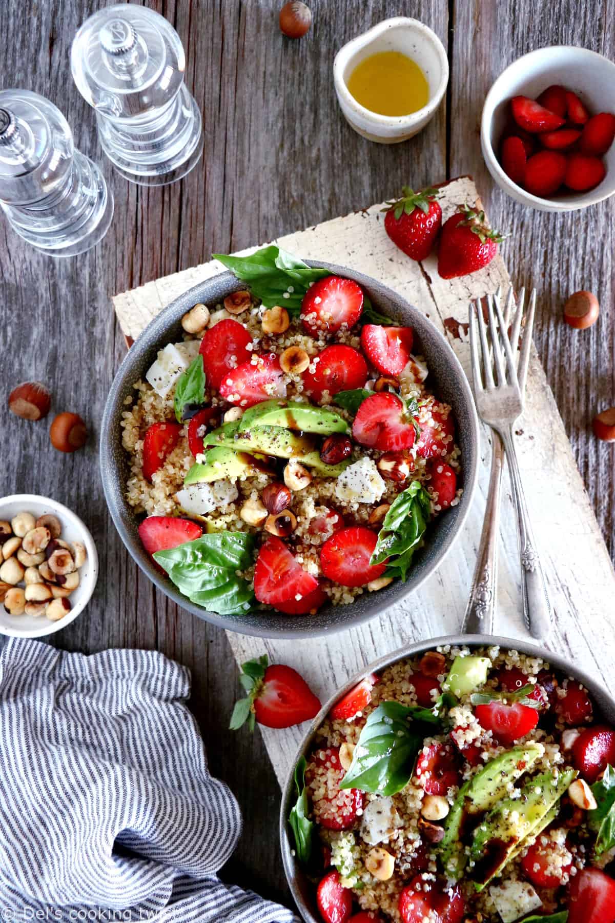 Cette salade de quinoa aux fraises et à la feta est une recette estivale simplissime aux saveurs fraîches et audacieuses.