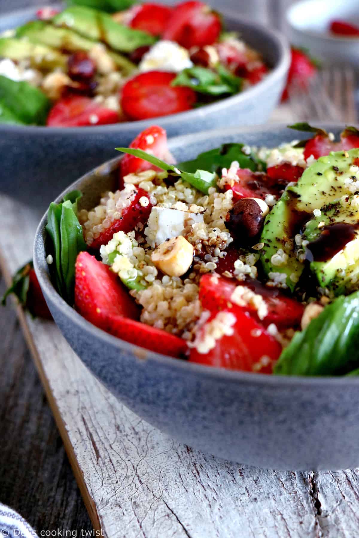 Cette salade de quinoa aux fraises et à la feta est une recette estivale simplissime aux saveurs fraîches et audacieuses.
