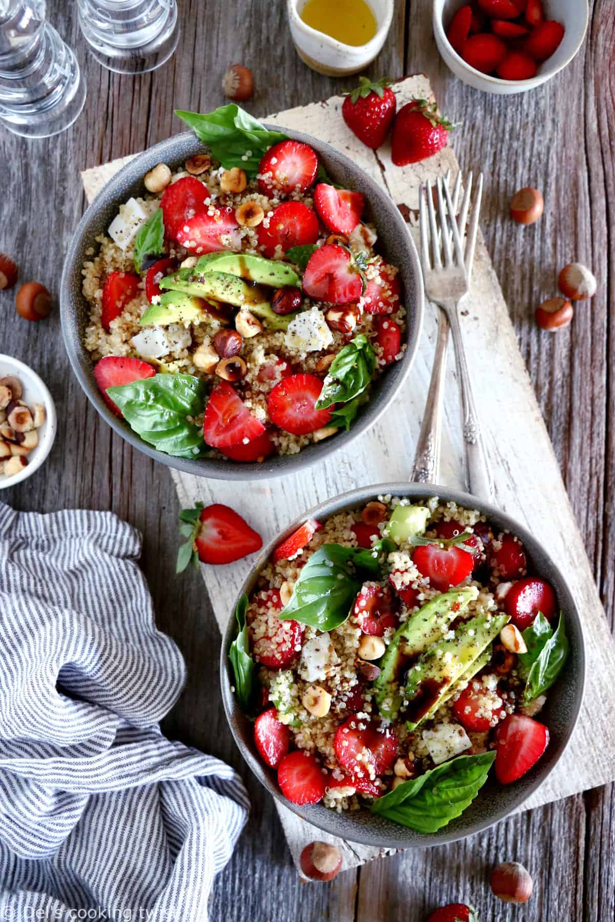 Cette salade de quinoa aux fraises et à la feta est une recette estivale simplissime aux saveurs fraîches et audacieuses.