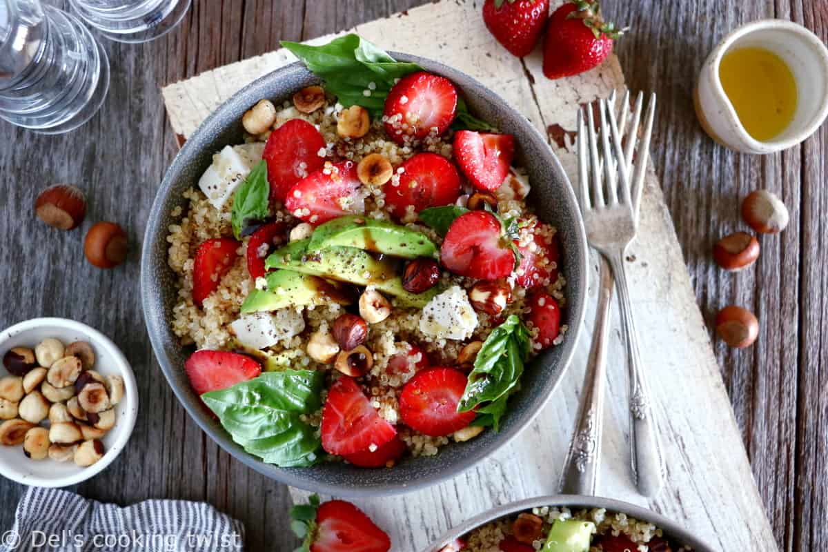 Cette salade de quinoa aux fraises et à la feta est une recette estivale simplissime aux saveurs fraîches et audacieuses.