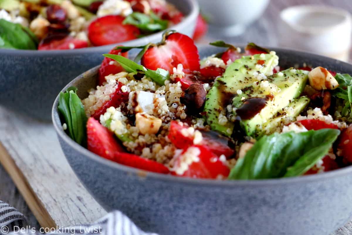 Cette salade de quinoa aux fraises et à la feta est une recette estivale simplissime aux saveurs fraîches et audacieuses.