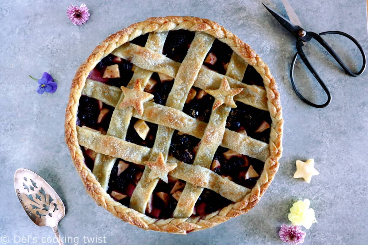 This beautiful Blackberry Apple Pie is the perfect combination of summer and fall flavors reunited together in a pie.