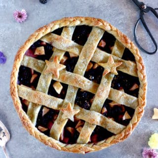 This beautiful Blackberry Apple Pie is the perfect combination of summer and fall flavors reunited together in a pie.