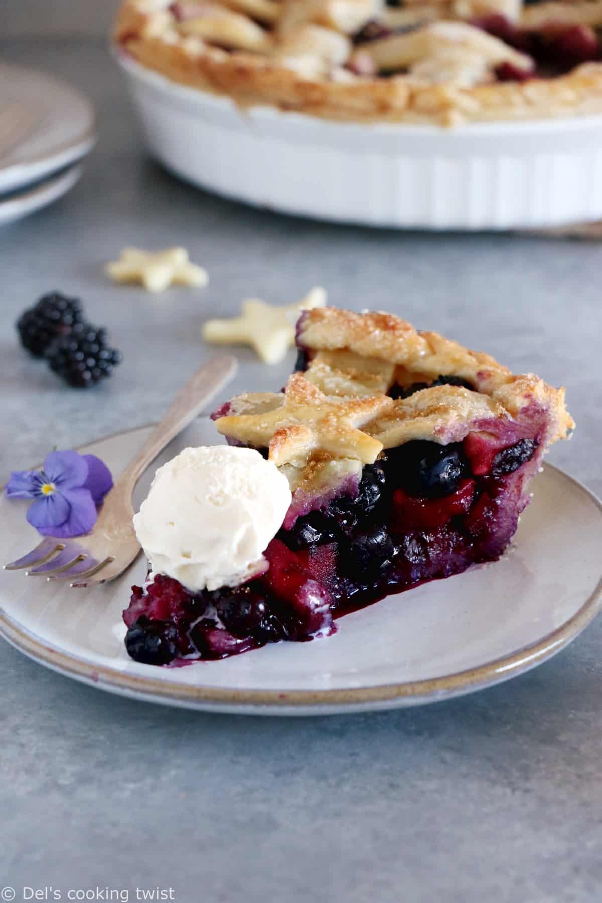 This beautiful Blackberry Apple Pie is the perfect combination of summer and fall flavors reunited together in a pie.