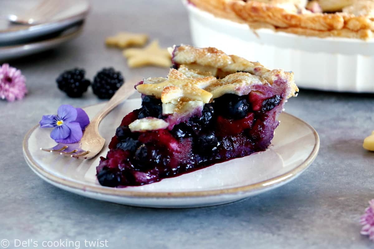 This beautiful Blackberry Apple Pie is the perfect combination of summer and fall flavors reunited together in a pie.