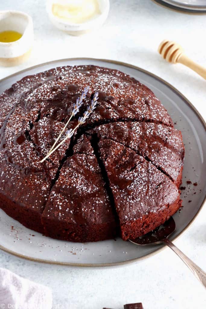 Que de saveurs dans ce gâteau au yaourt au chocolat et à l'huile d'olive ! Une recette directement dérivée du classique gâteau au yaourt mais qui se veut très chocolatée.