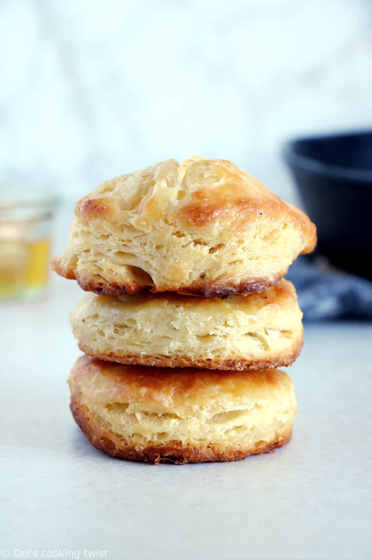 Les buttermilk biscuits (prononcer "biskits") sont une sorte de scones du sud des États-Unis aussi appelés "Southern biscuits".