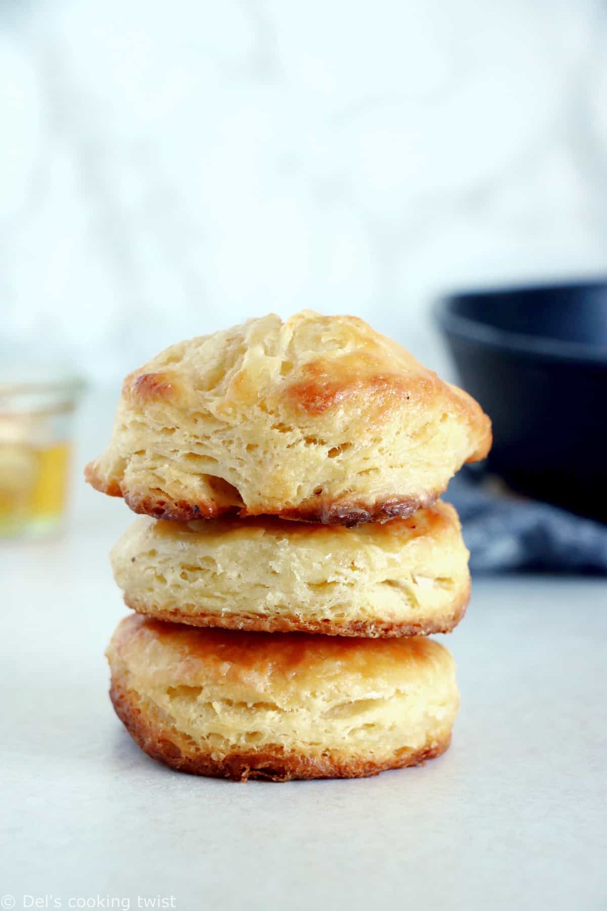 Les buttermilk biscuits (prononcer "biskits") sont une sorte de scones du sud des États-Unis aussi appelés "Southern biscuits".