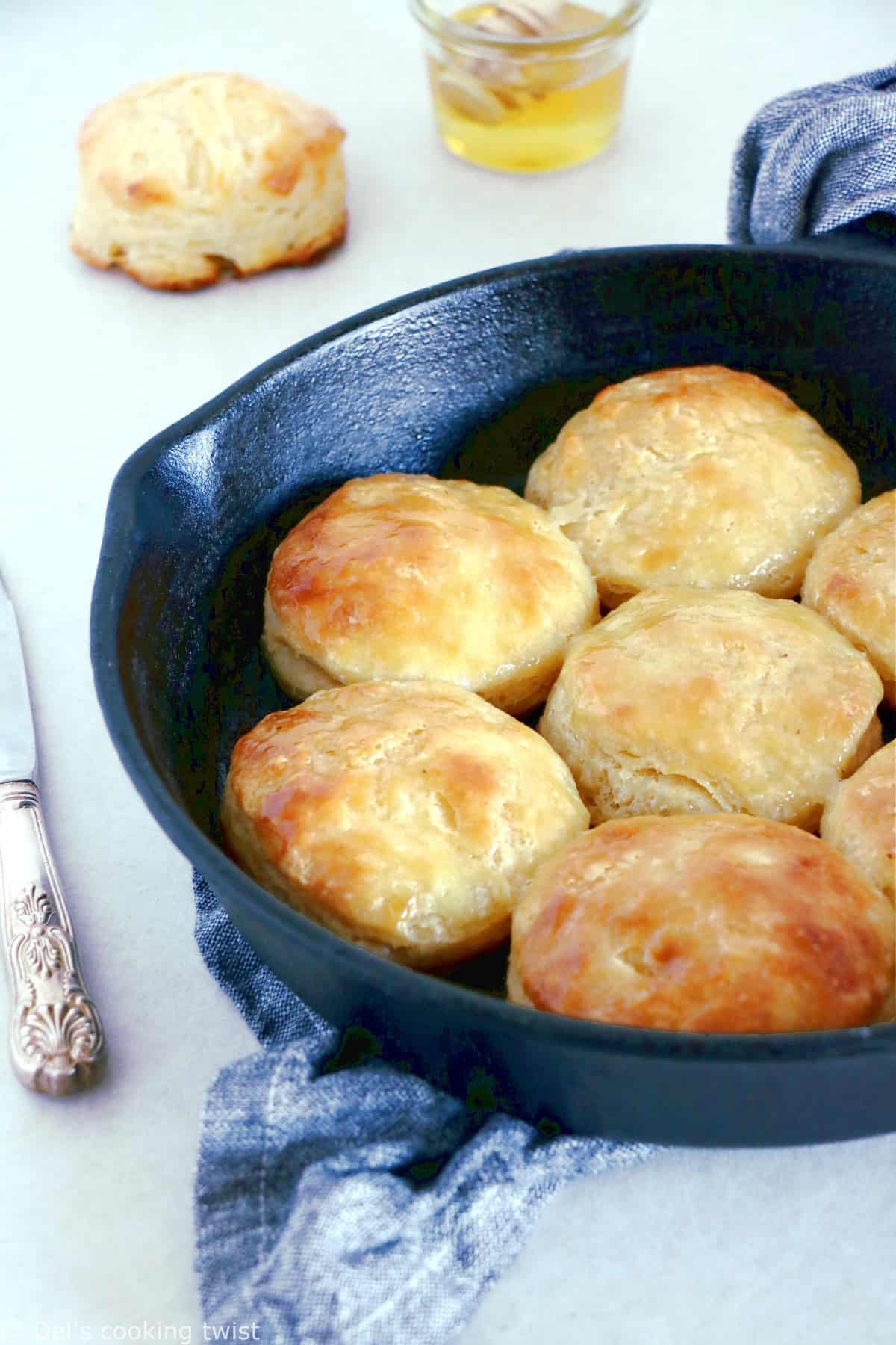 Les buttermilk biscuits (prononcer "biskits") sont une sorte de scones du sud des États-Unis aussi appelés "Southern biscuits".