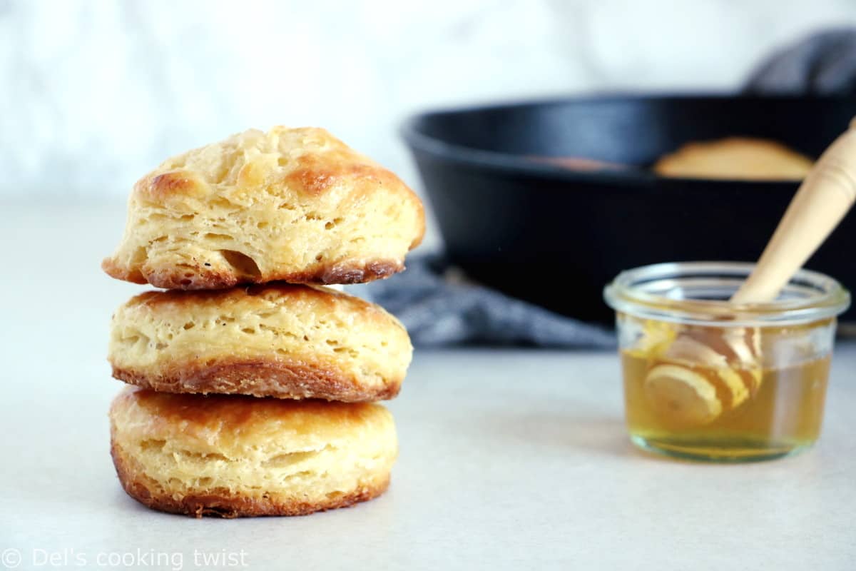 Les buttermilk biscuits (prononcer "biskits") sont une sorte de scones du sud des États-Unis aussi appelés "Southern biscuits".