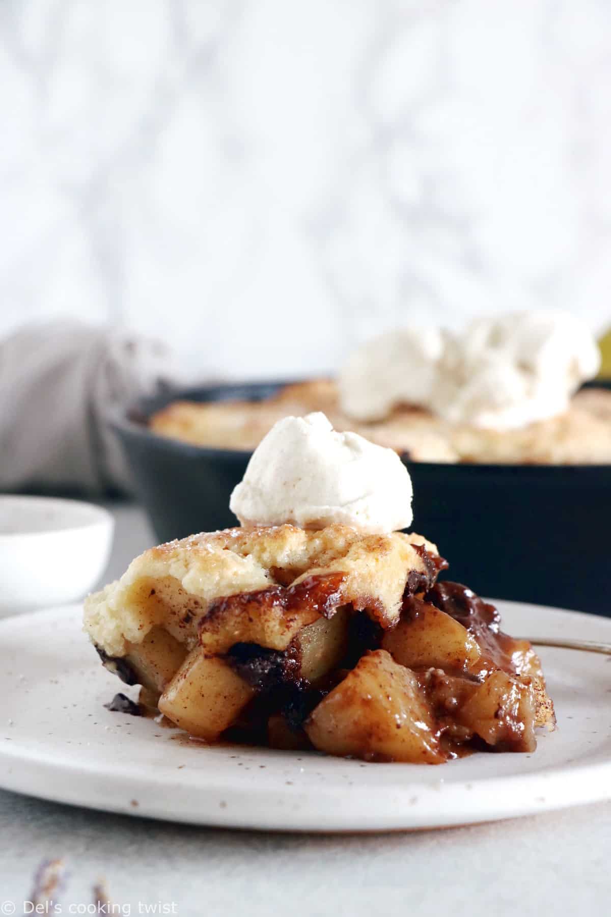 Pour un dessert tout doux, plongez votre petite cuillère dans ce cobbler poires chocolat aux épices d'automne, recouvert de pâte à biscuits.