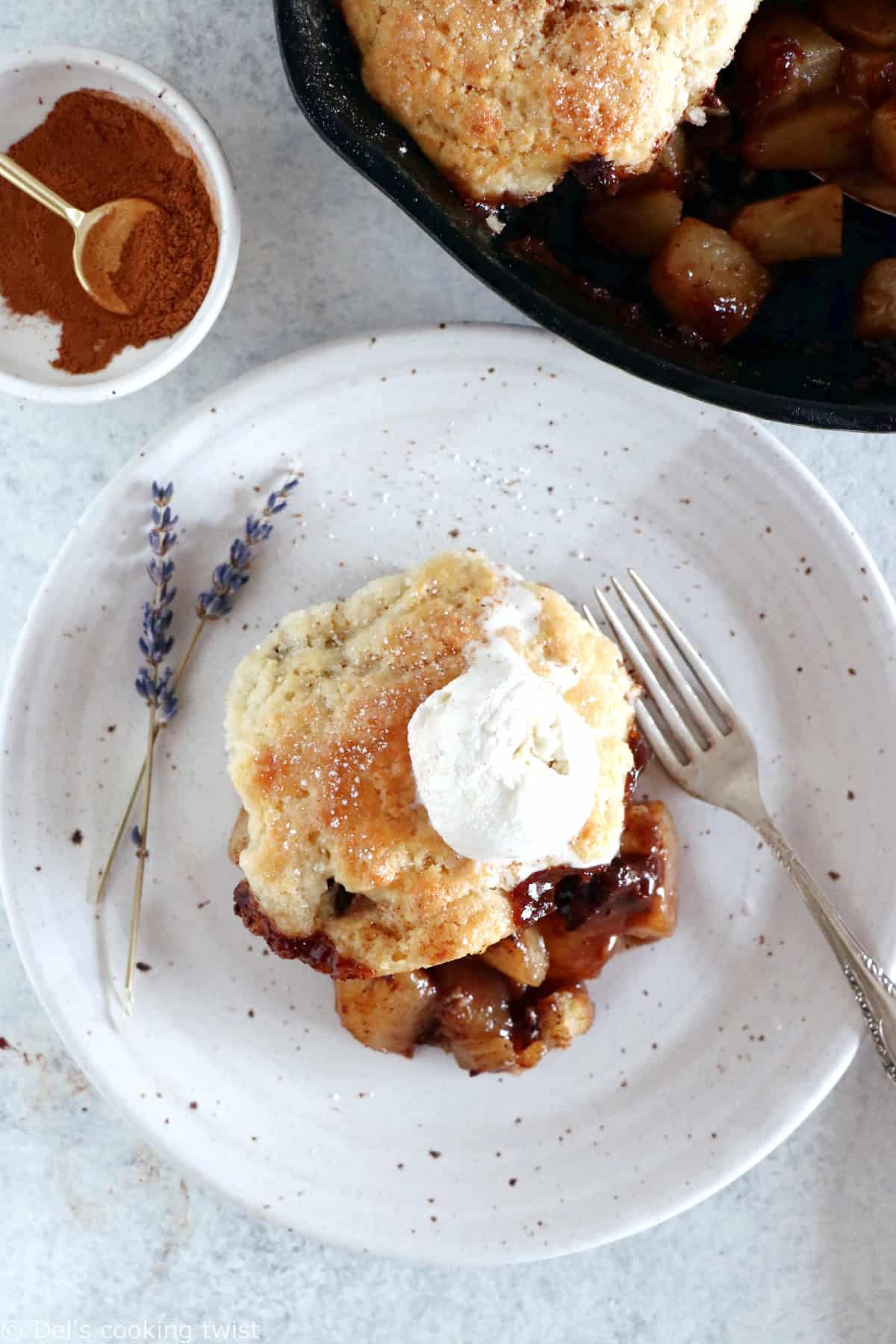 Pour un dessert tout doux, plongez votre petite cuillère dans ce cobbler poires chocolat aux épices d'automne, recouvert de pâte à biscuits.