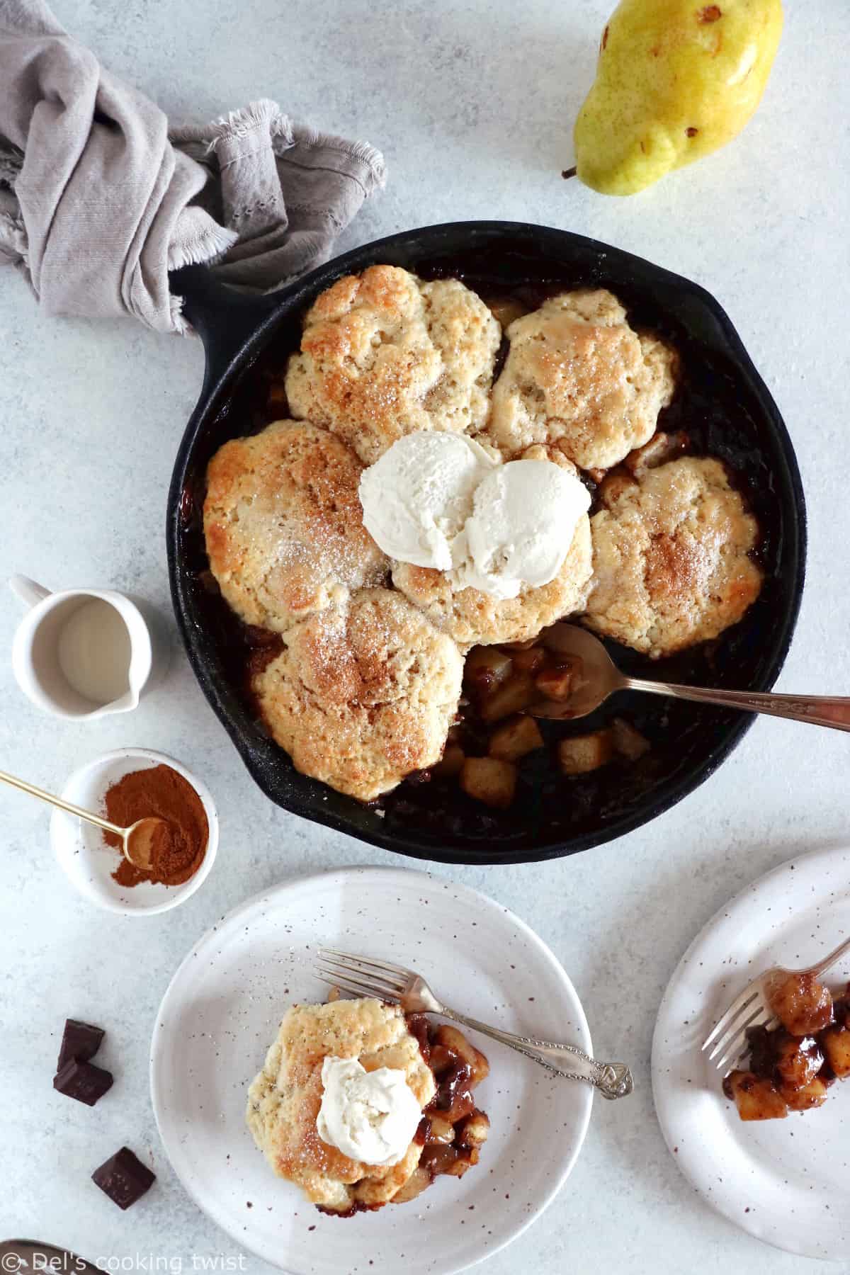 Pour un dessert tout doux, plongez votre petite cuillère dans ce cobbler poires chocolat aux épices d'automne, recouvert de pâte à biscuits.