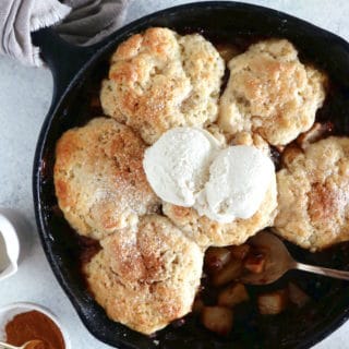 Pour un dessert tout doux, plongez votre petite cuillère dans ce cobbler poires chocolat aux épices d'automne, recouvert de pâte à biscuits.