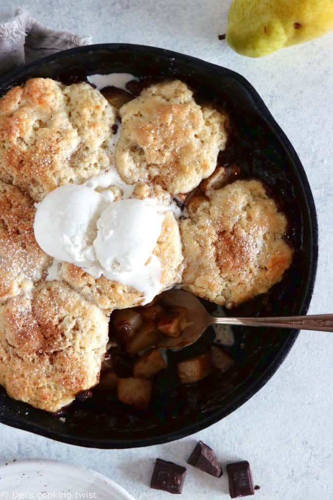 Pour un dessert tout doux, plongez votre petite cuillère dans ce cobbler poires chocolat aux épices d'automne, recouvert de pâte à biscuits.