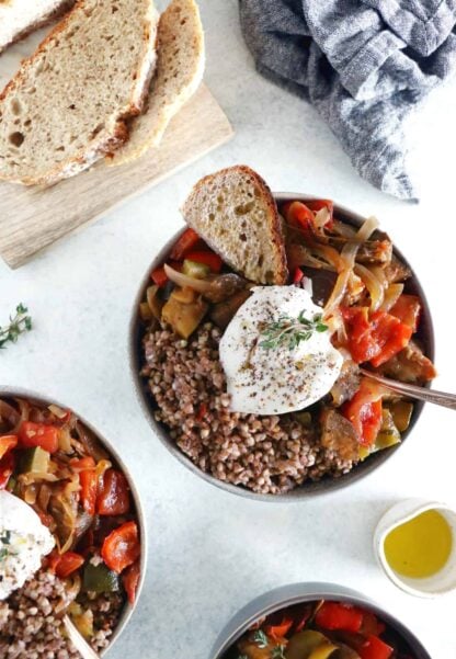 Ce plat de ratatouille, sarrasin et burrata façon "ratatouille bowl" est à la fois original, complet et rassasiant.