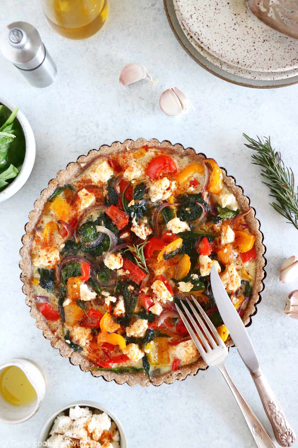 L’été s’invite dans notre assiette avec cette quiche aux légumes du soleil et à la feta qui met à l’honneur des saveurs colorées sur fond de pâte la farine complète et à l’huile d’olive.