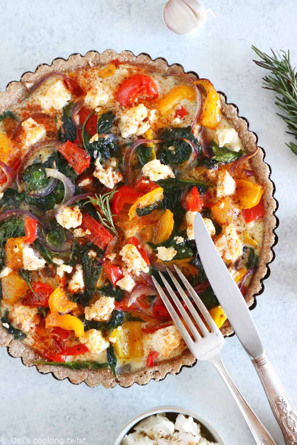 L’été s’invite dans notre assiette avec cette quiche aux légumes du soleil et à la feta qui met à l’honneur des saveurs colorées sur fond de pâte la farine complète et à l’huile d’olive.