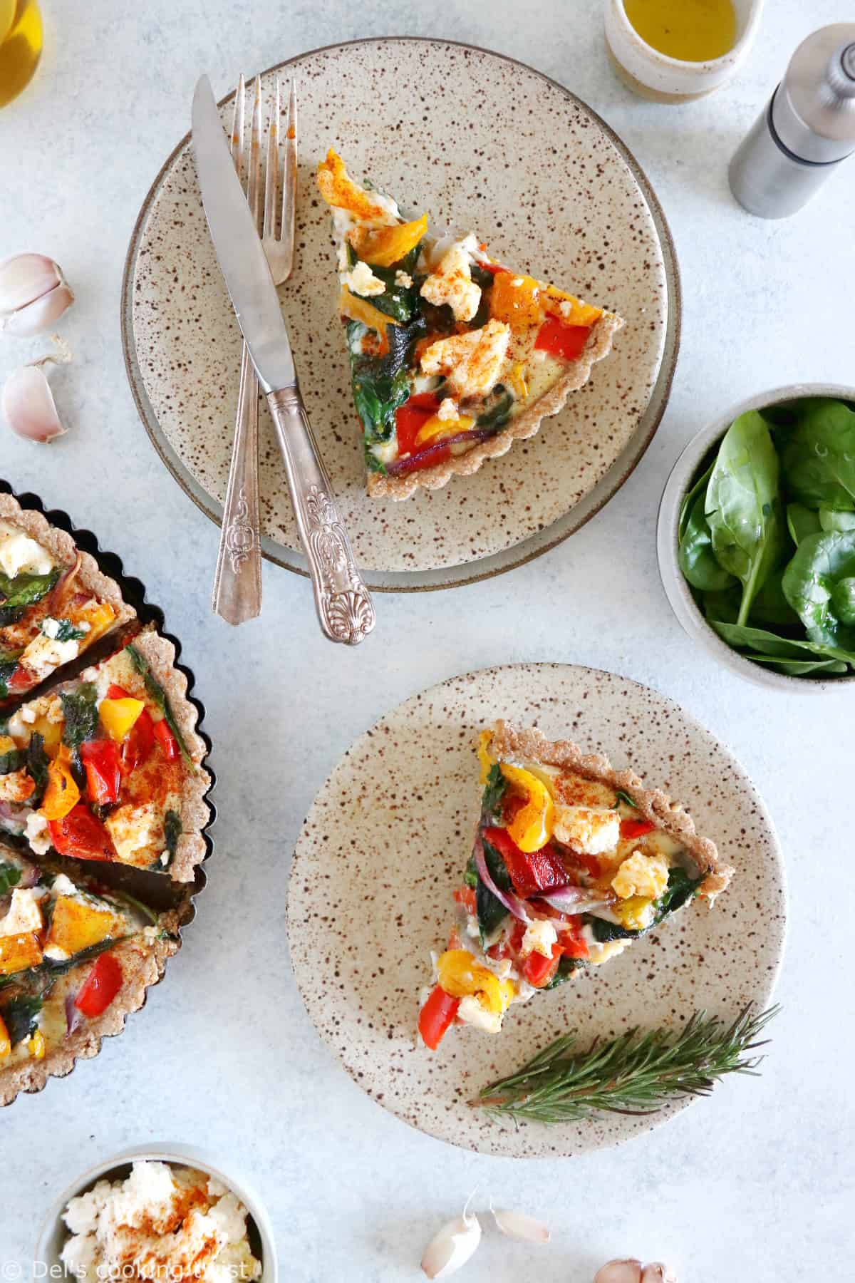 L’été s’invite dans notre assiette avec cette quiche aux légumes du soleil et à la feta qui met à l’honneur des saveurs colorées sur fond de pâte la farine complète et à l’huile d’olive.