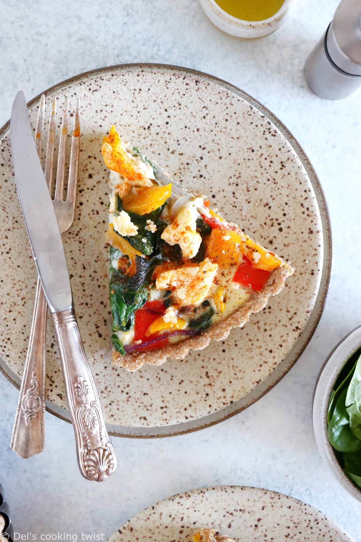 L’été s’invite dans notre assiette avec cette quiche aux légumes du soleil et à la feta qui met à l’honneur des saveurs colorées sur fond de pâte la farine complète et à l’huile d’olive.