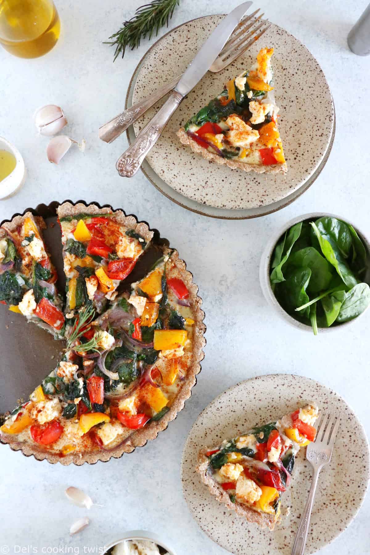 L’été s’invite dans notre assiette avec cette quiche aux légumes du soleil et à la feta qui met à l’honneur des saveurs colorées sur fond de pâte la farine complète et à l’huile d’olive.