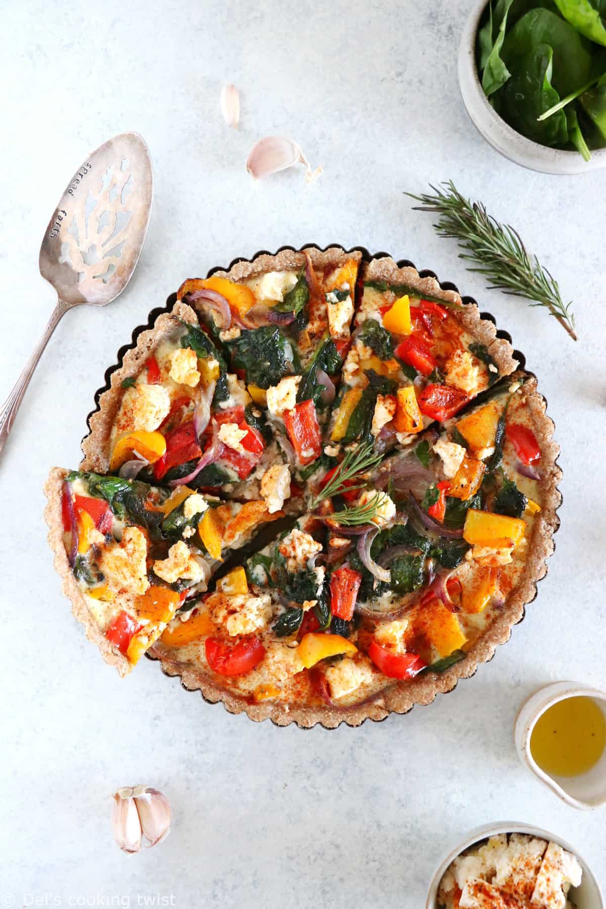 L’été s’invite dans notre assiette avec cette quiche aux légumes du soleil et à la feta qui met à l’honneur des saveurs colorées sur fond de pâte la farine complète et à l’huile d’olive.