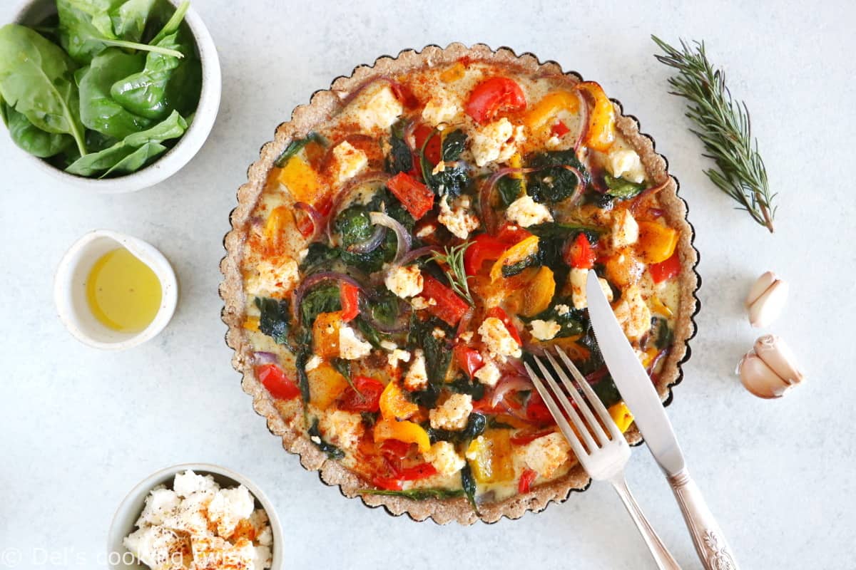 L’été s’invite dans notre assiette avec cette quiche aux légumes du soleil et à la feta qui met à l’honneur des saveurs colorées sur fond de pâte la farine complète et à l’huile d’olive.