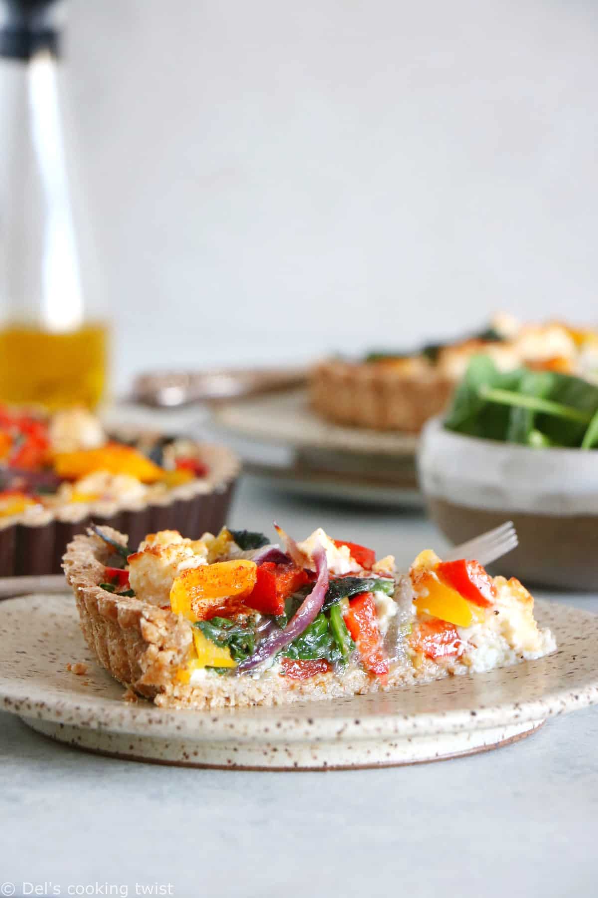 L’été s’invite dans notre assiette avec cette quiche aux légumes du soleil et à la feta qui met à l’honneur des saveurs colorées sur fond de pâte la farine complète et à l’huile d’olive.