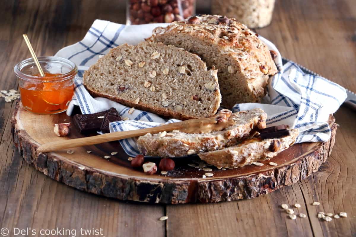 Ce pain cocotte aux noisettes et flocons d'avoine est une variation de mon pain cocotte classique, une recette de pain sans pétrissage ultra facile.